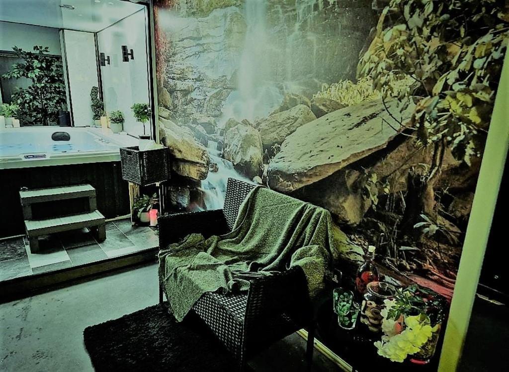 Exotic Jacuzzi With Balcony And Parking Apartment