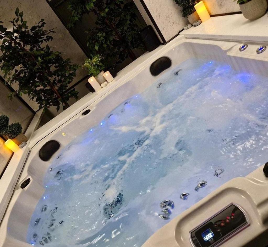 Exotic Jacuzzi With Balcony And Parking * Birmingham