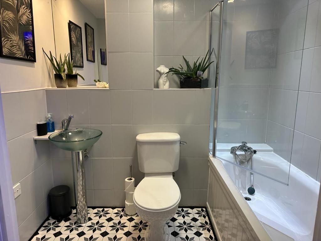 Exotic Jacuzzi With Balcony And Parking * Birmingham