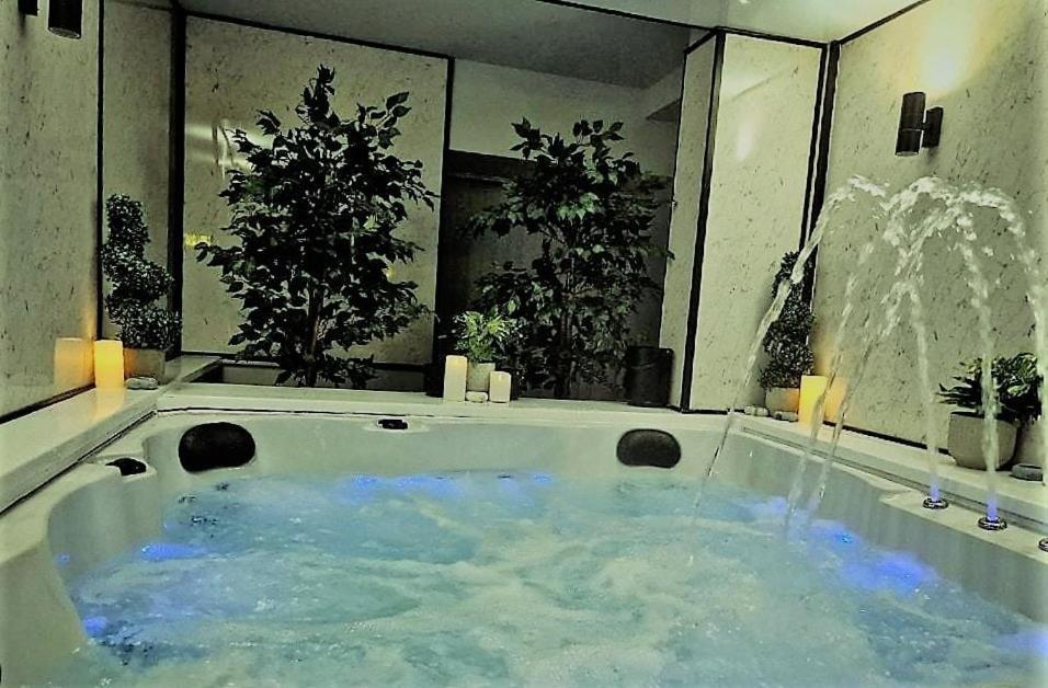 Exotic Jacuzzi With Balcony And Parking