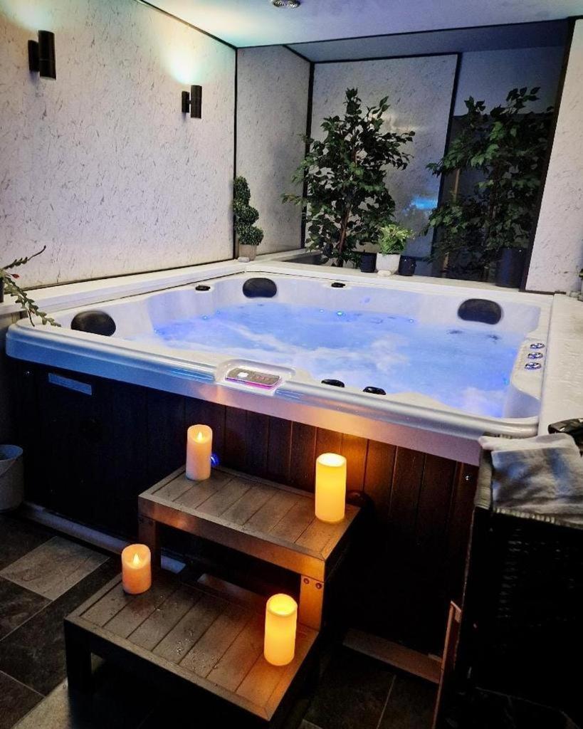 Exotic Jacuzzi With Balcony And Parking Apartment Birmingham
