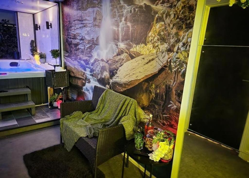 Exotic Jacuzzi With Balcony And Parking * Birmingham