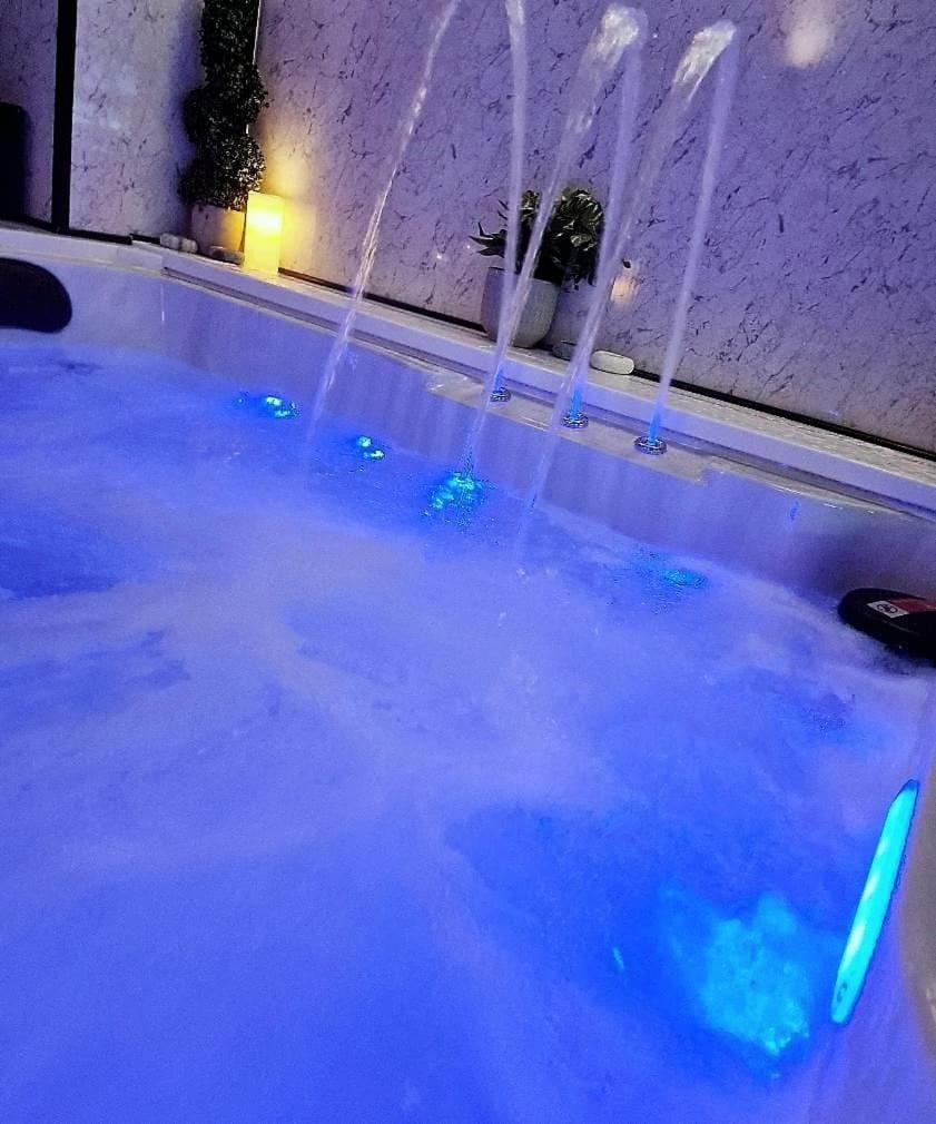 Exotic Jacuzzi With Balcony And Parking * Birmingham